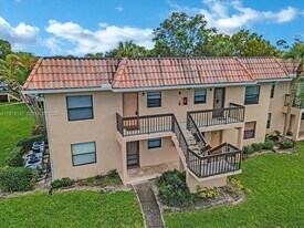 6832 Palmetto Cir S in Boca Raton, FL - Building Photo