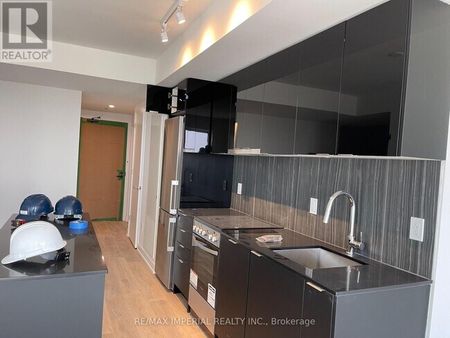 8 Tippett Rd in Toronto, ON - Building Photo - Building Photo