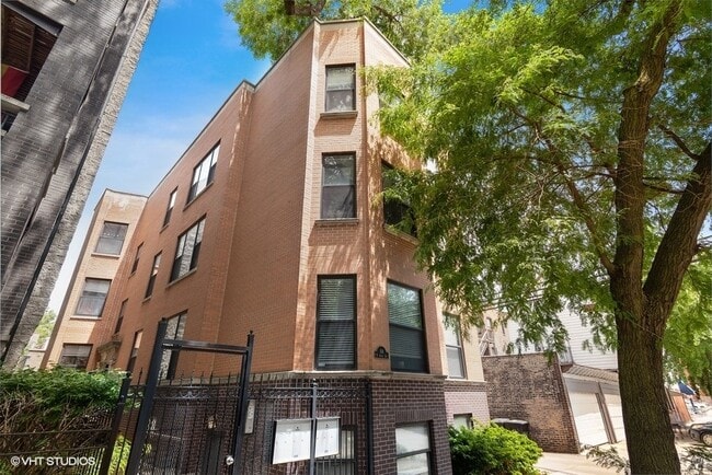 property at 814 W Aldine Ave