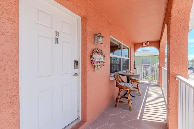 5605 Shore Blvd S, Unit B in Gulfport, FL - Building Photo - Building Photo