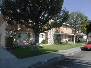 Beechwood Apartments in Lynwood, CA - Foto de edificio - Building Photo