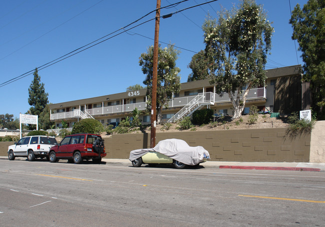 Lowell Patio Apartments in La Mesa, CA - Building Photo - Building Photo