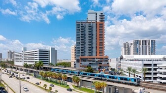 Motion at Dadeland in Miami, FL - Building Photo