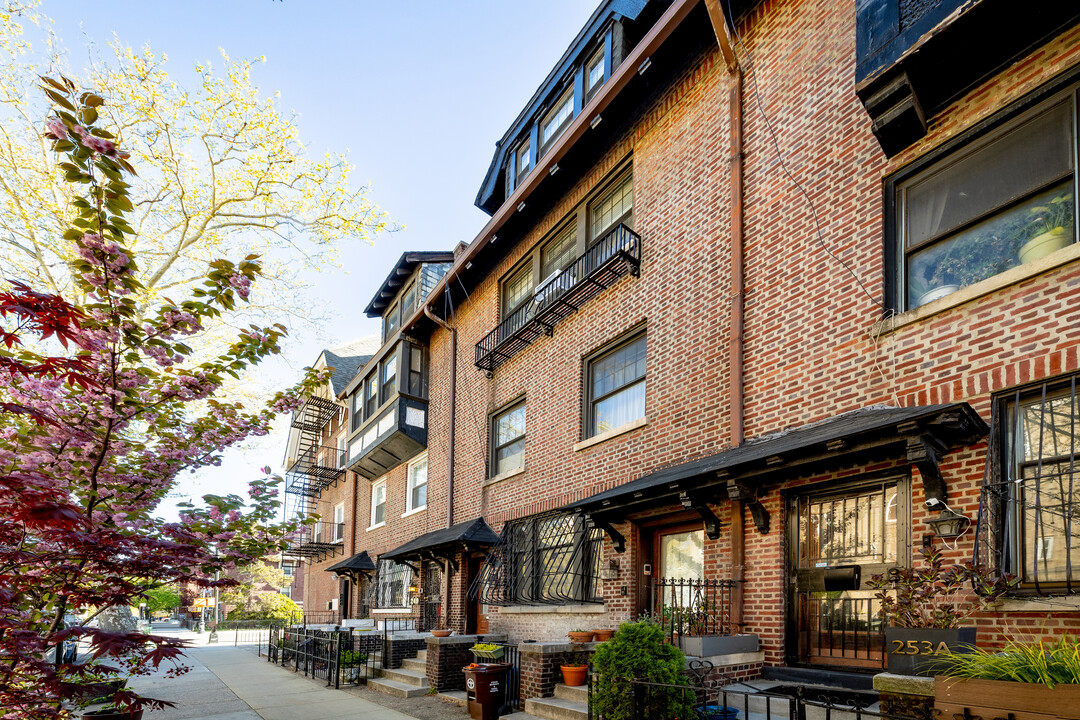 251 Brooklyn Ave in Brooklyn, NY - Foto de edificio