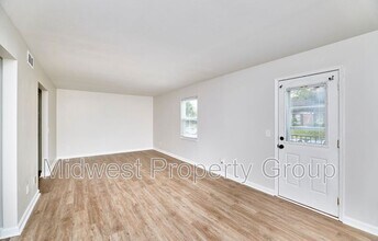 6681 Chesapeake Dr in Florissant, MO - Building Photo - Building Photo