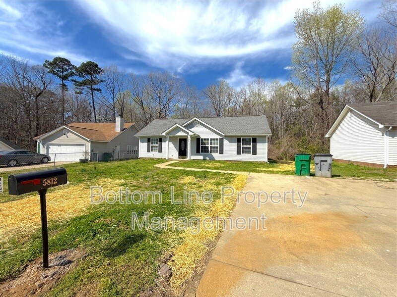 5812 Silver Eagle Dr in Charlotte, NC - Building Photo