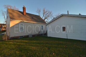 1229 Oakland Rd NE in Cedar Rapids, IA - Building Photo - Building Photo