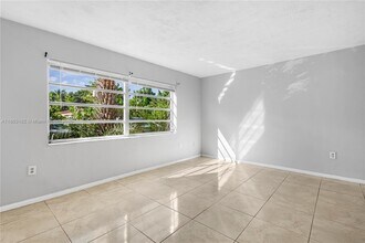 2040 NE 170th St in North Miami Beach, FL - Building Photo - Building Photo