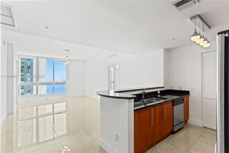 300 S Biscayne Blvd, Unit T2414 in Miami, FL - Building Photo - Building Photo