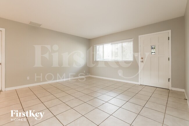 5860 Cedar St NE in St. Petersburg, FL - Building Photo - Building Photo