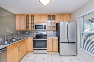 908 Pine Ridge Cir E in Brandon, FL - Foto de edificio - Building Photo