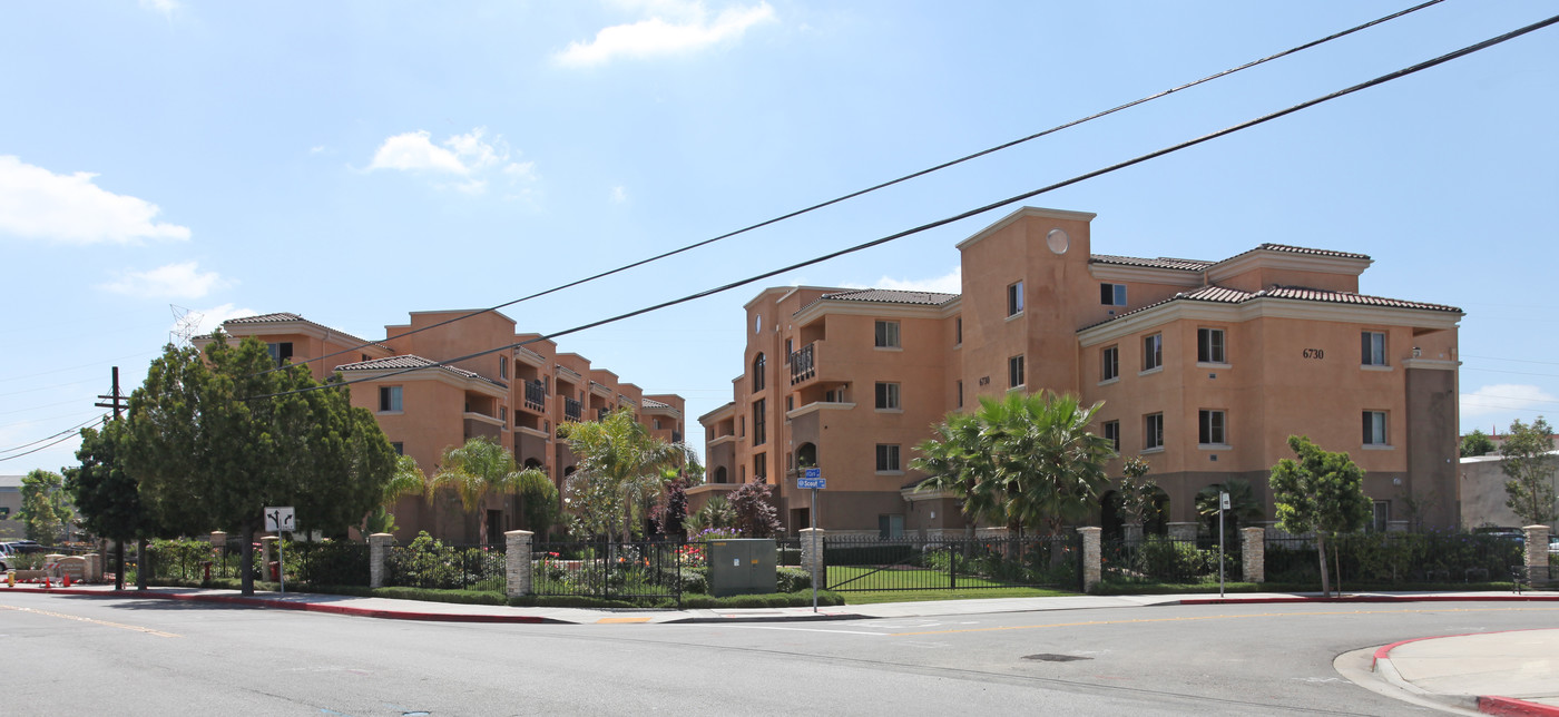 Park View Terrace (55+ Senior Community) in Bell Gardens, CA - Foto de edificio