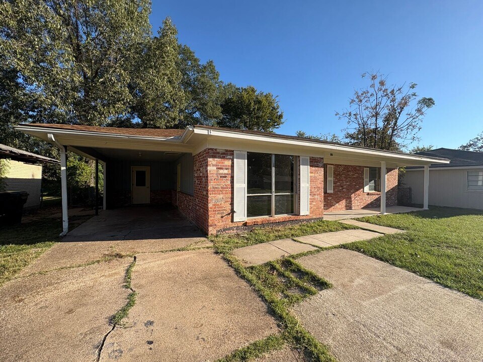 629 Woodmont Pl in Shreveport, LA - Building Photo
