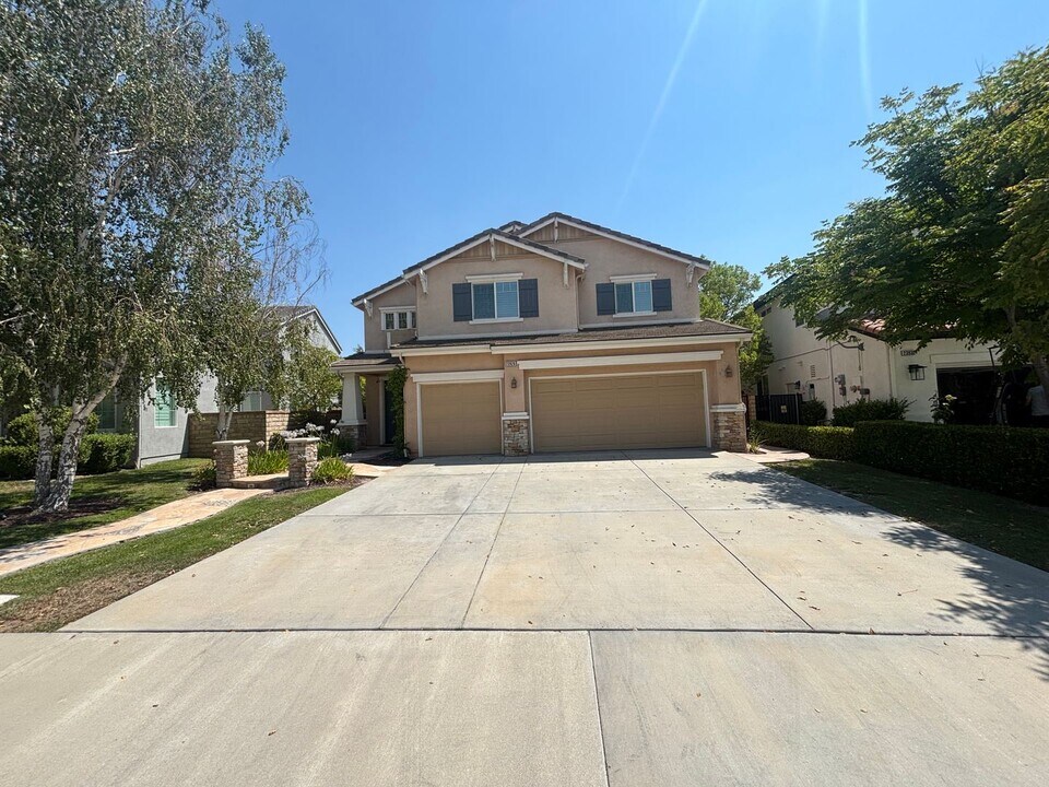 23926 Rancho Ct in Santa Clarita, CA - Building Photo