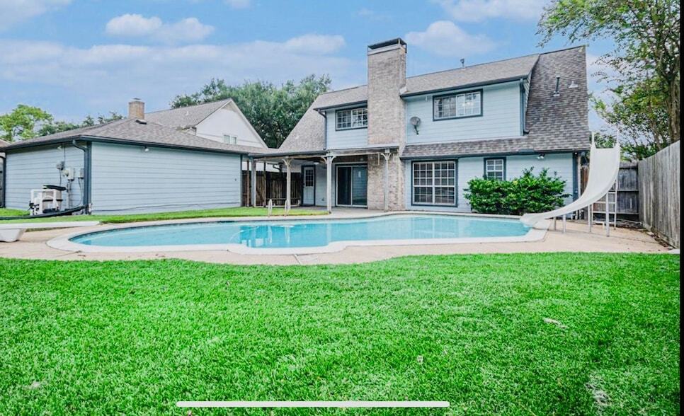 15014 Hollydale Dr in Houston, TX - Foto de edificio