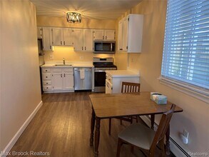 1671 Cass Lake Rd in Keego Harbor, MI - Building Photo - Building Photo