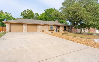 117 Holly Hill Dr in Ingram, TX - Building Photo