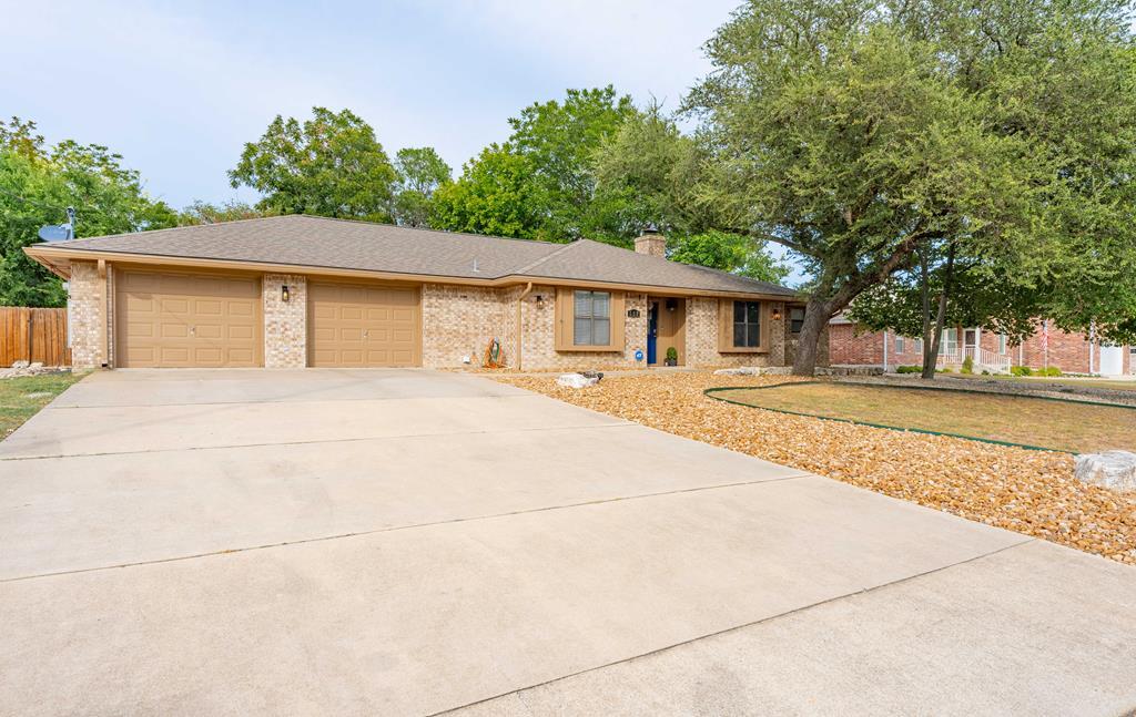 117 Holly Hill Dr in Ingram, TX - Building Photo