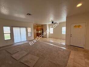 343 E Ave J 8 in Lancaster, CA - Foto de edificio - Building Photo