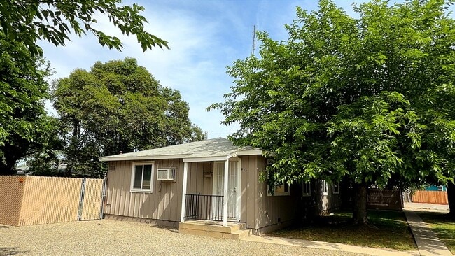 639 W Santa Fe Ave