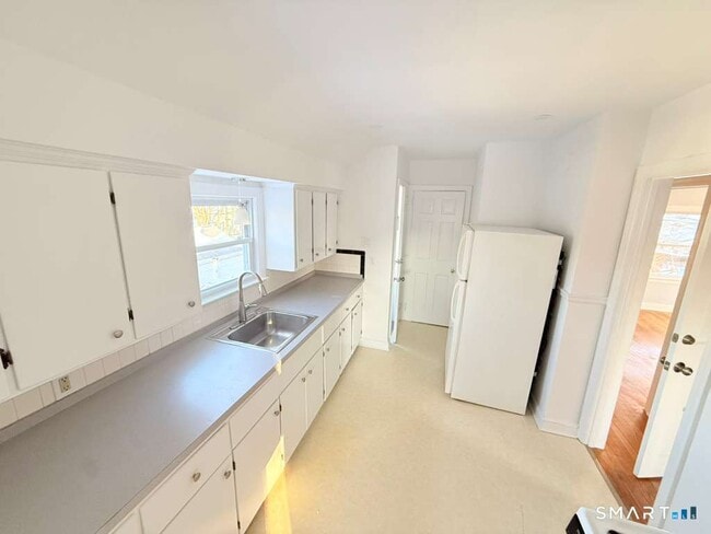 160 Oakland Pl in Stratford, CT - Building Photo - Building Photo