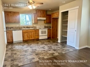 1841 Hubbard Ln in Grants Pass, OR - Building Photo - Building Photo