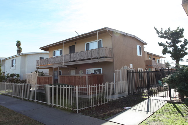 19136 Sherman Way in Reseda, CA - Building Photo - Building Photo