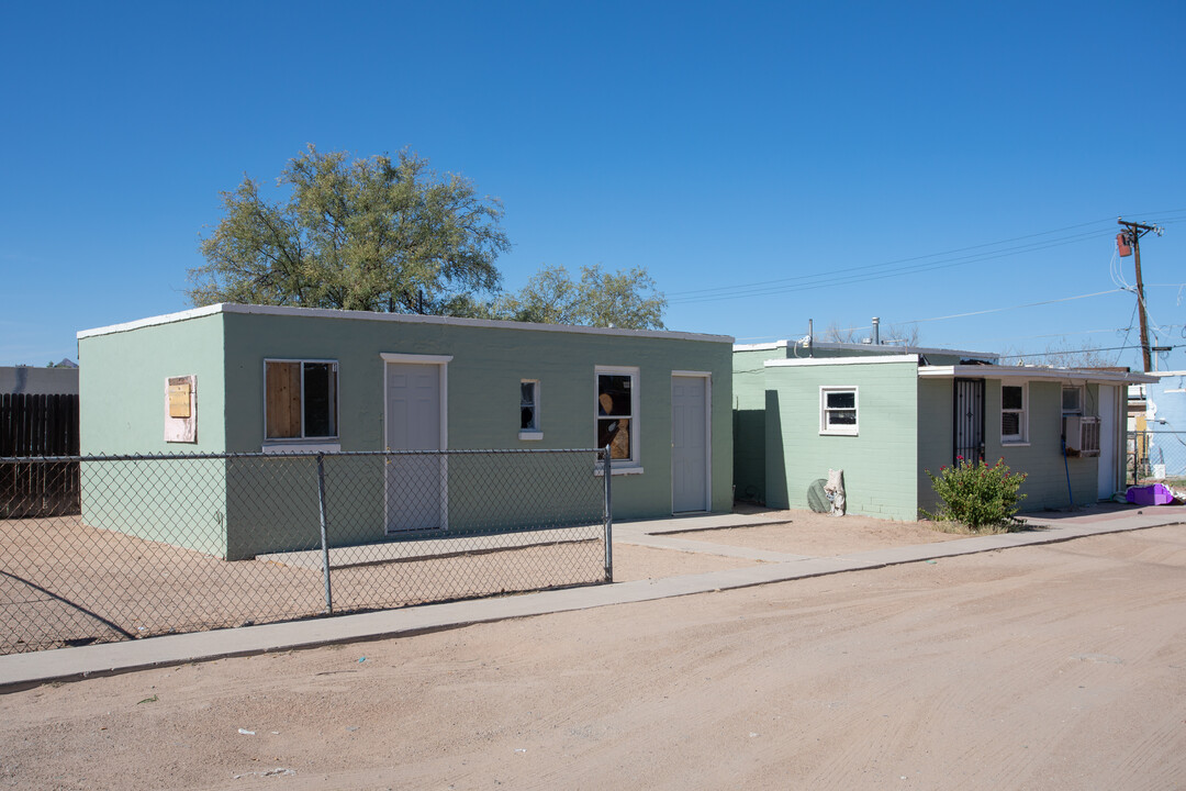 132 W Irvington Rd in Tucson, AZ - Foto de edificio