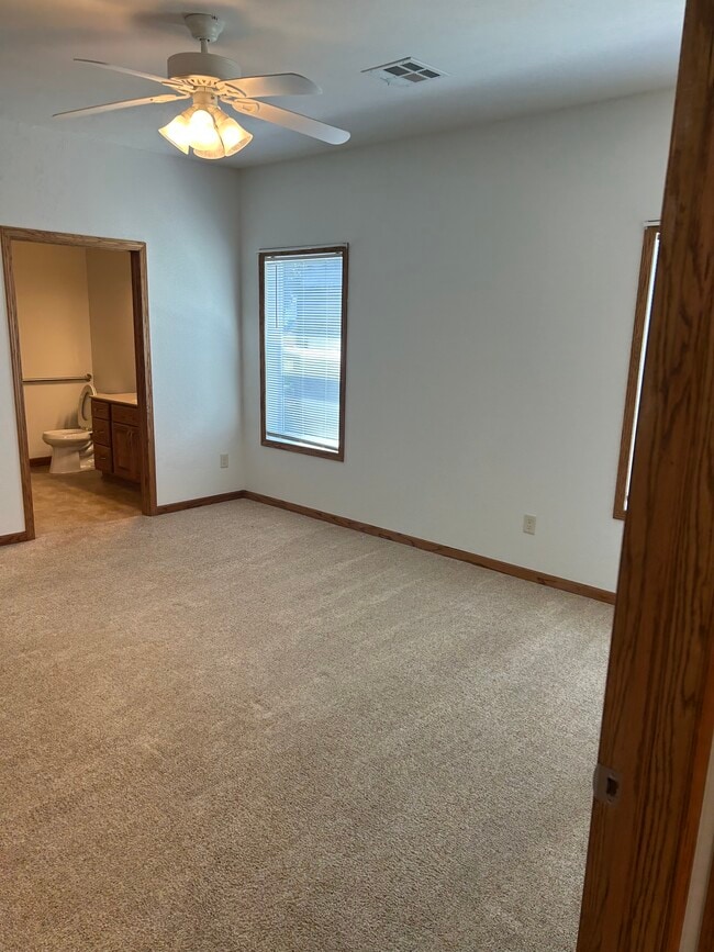 302 E 8th St in Minneapolis, KS - Building Photo - Building Photo