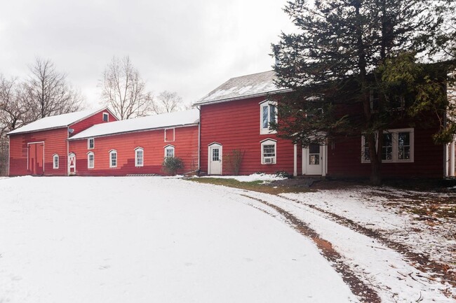 726 Woods Rd in Germantown, NY - Foto de edificio - Building Photo