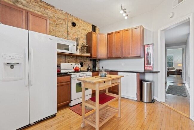 3807 N Clark St-Unit -FLR-2 in Chicago, IL - Building Photo - Building Photo