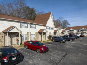 Country Oaks Apartments in Hixson, TN - Building Photo - Building Photo