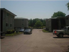 WillowCreek Apartments in Red Bank, TN - Building Photo - Building Photo