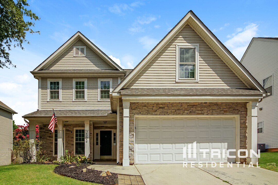 2324 Oakdale Creek Ln in Charlotte, NC - Building Photo