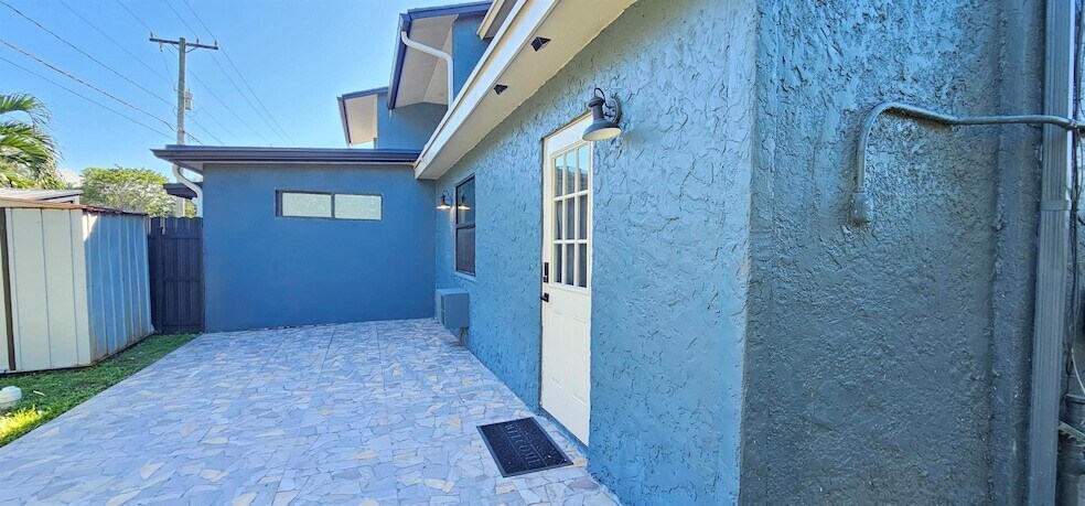 3684 Pinehurst Dr, Unit Effiency in Greenacres, FL - Building Photo