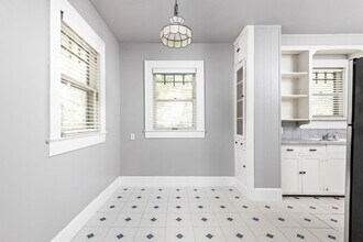 2102 Brackenridge St in Austin, TX - Building Photo - Building Photo