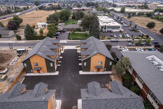 Red Cedar Apartments in Redmond, OR - Foto de edificio - Building Photo