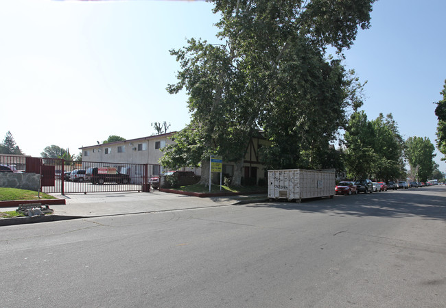 Lennox Court Townhouses in Van Nuys, CA - Building Photo - Building Photo