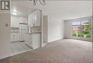 131 Edgehill Dr in Barrie, ON - Building Photo - Building Photo