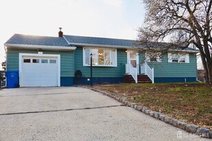 13 Carpathia St in Piscataway, NJ - Building Photo