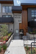 527 S Wilton Pl in Los Angeles, CA - Foto de edificio - Building Photo