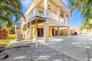 907 Riviera St in Venice, FL - Building Photo
