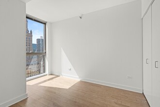 198 N Garland Ct in Chicago, IL - Building Photo - Building Photo