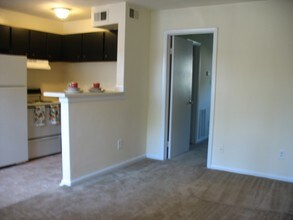 Vantage Apartments in Virginia Beach, VA - Building Photo - Interior Photo