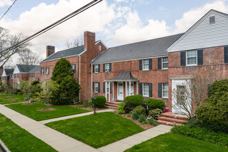 Brighton Court in Stamford, CT - Building Photo - Building Photo