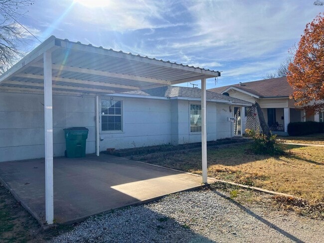 405 E Spring St in Henrietta, TX - Building Photo - Building Photo