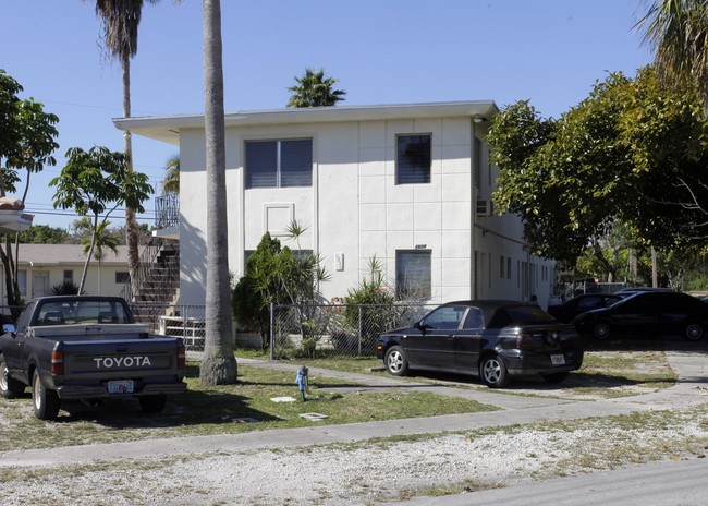 1530 NE 130th St in North Miami, FL - Foto de edificio - Building Photo