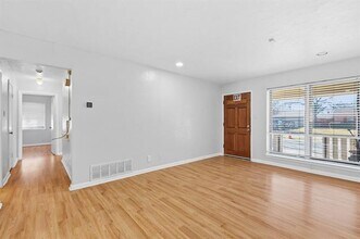 242 W Cober Dr in Grand Prairie, TX - Building Photo - Building Photo