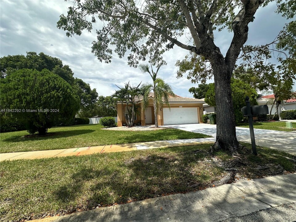 20897 NW 21st St in Pembroke Pines, FL - Building Photo