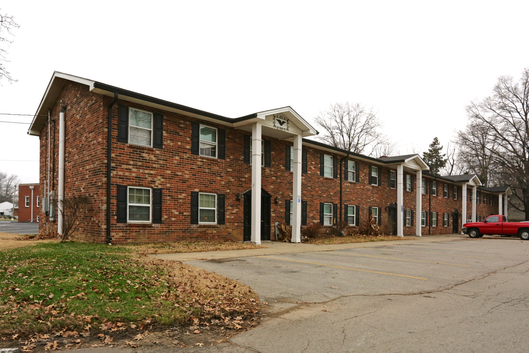 Colonial Oaks in Louisville, KY - Building Photo